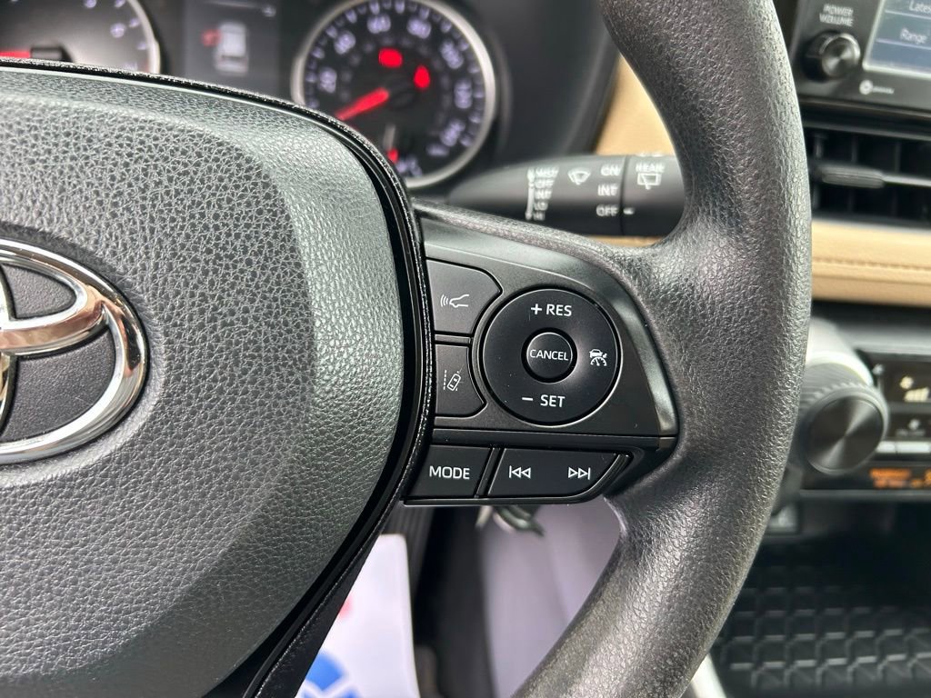 Used 2021 Toyota RAV4 LE AWD/4WD image 19