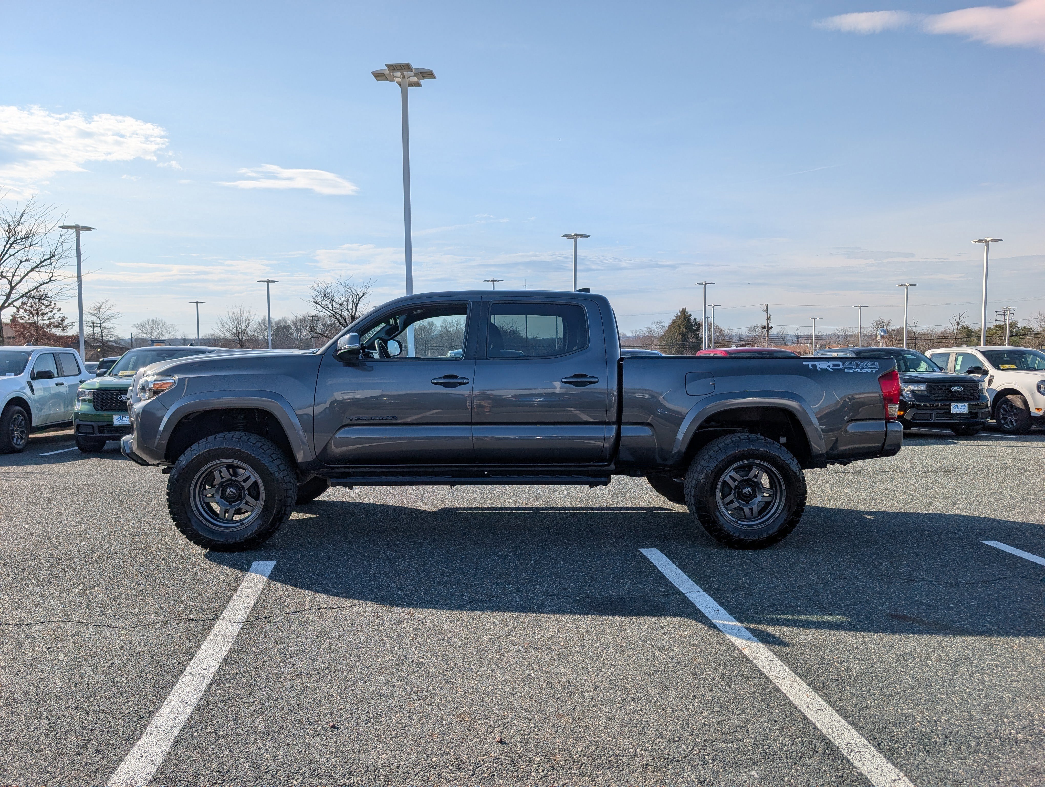 Used 2017 Toyota Tacoma TRD Sport w/ Tow Package image 2