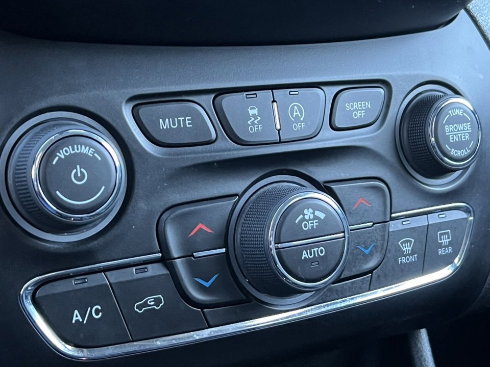 Used 2021 Jeep Cherokee Limited image 32