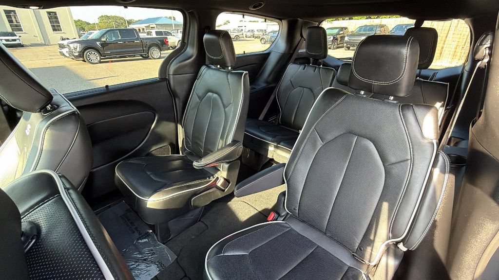 Used 2025 Chrysler Pacifica Limited FWD image 25