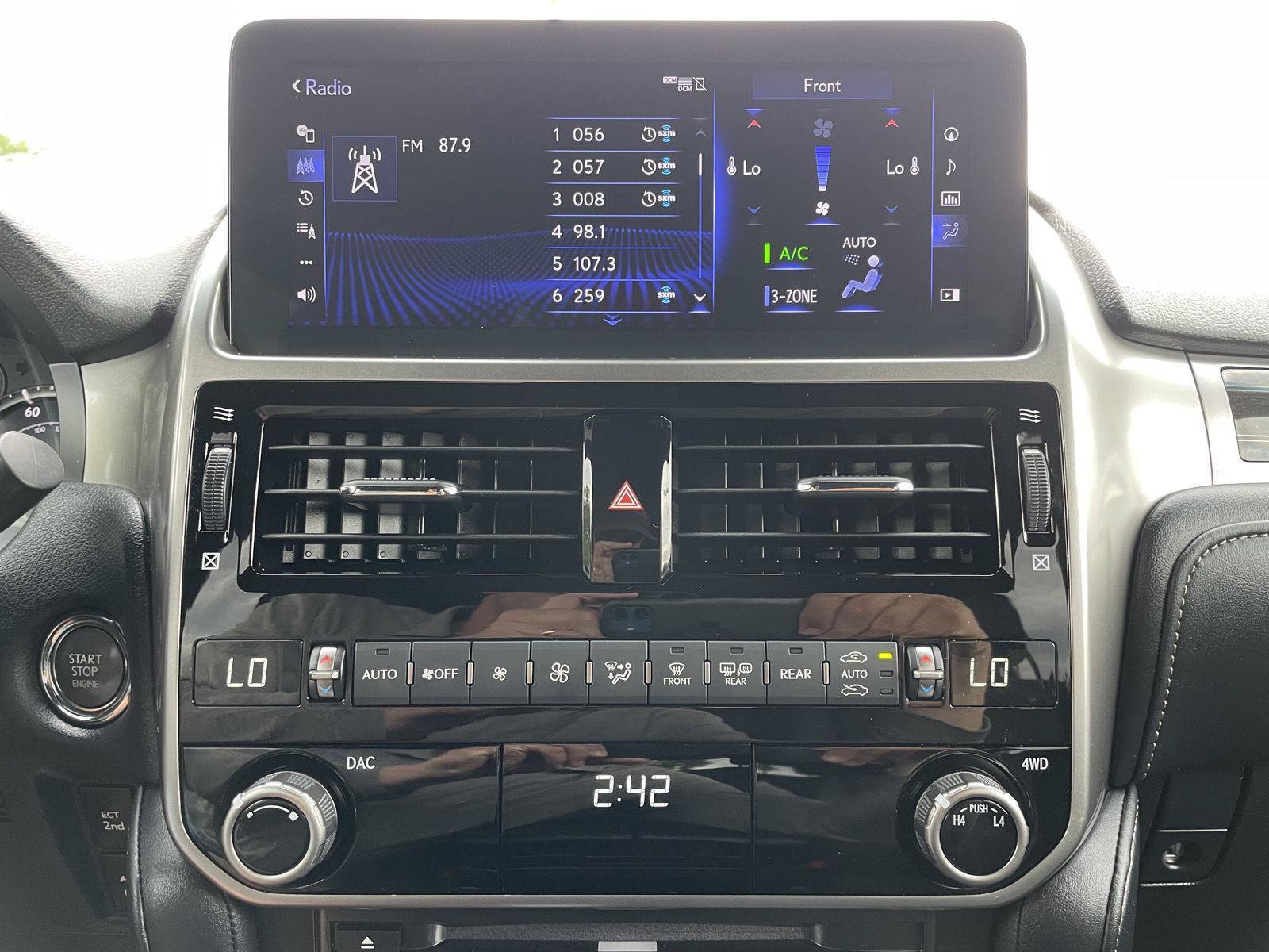 Used 2022 Lexus GX 460 Premium w/ Accessory Package AWD/4WD image 28