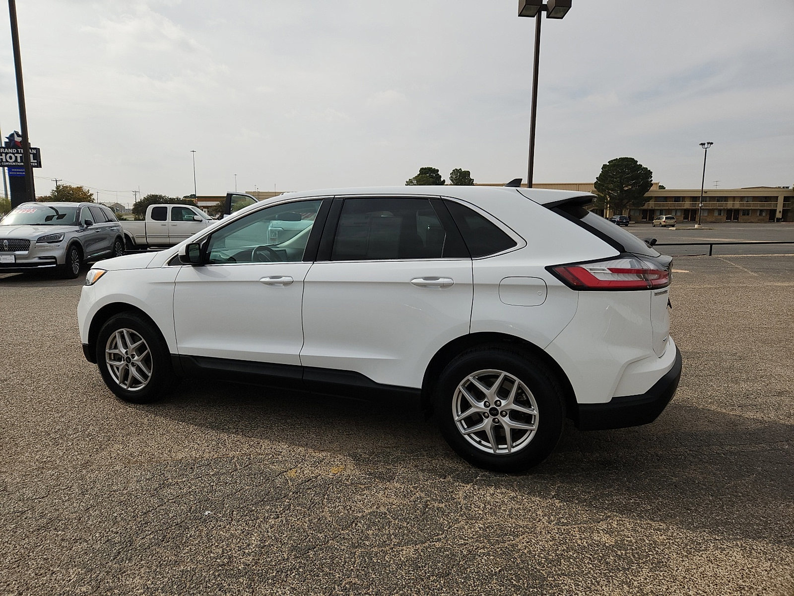 Certified 2023 Ford Edge SEL image 2