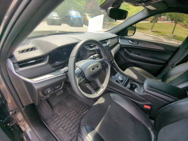 Used 2024 Jeep Grand Cherokee Altitude AWD/4WD image 17