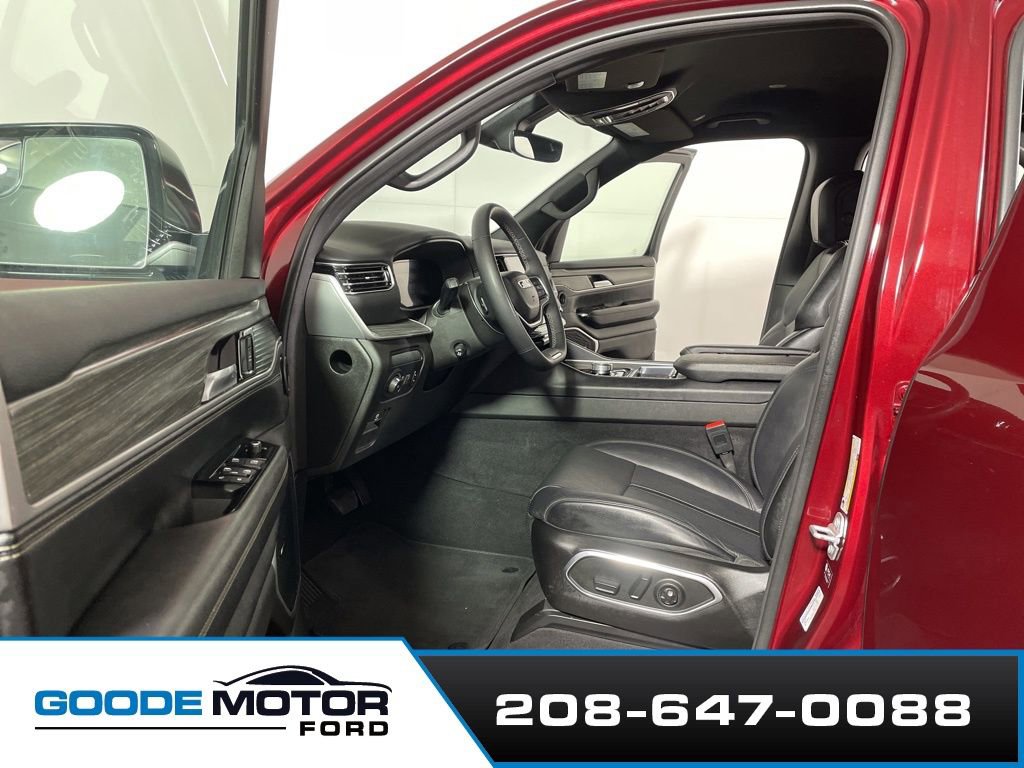 Used 2024 Jeep Wagoneer Series III AWD/4WD image 9