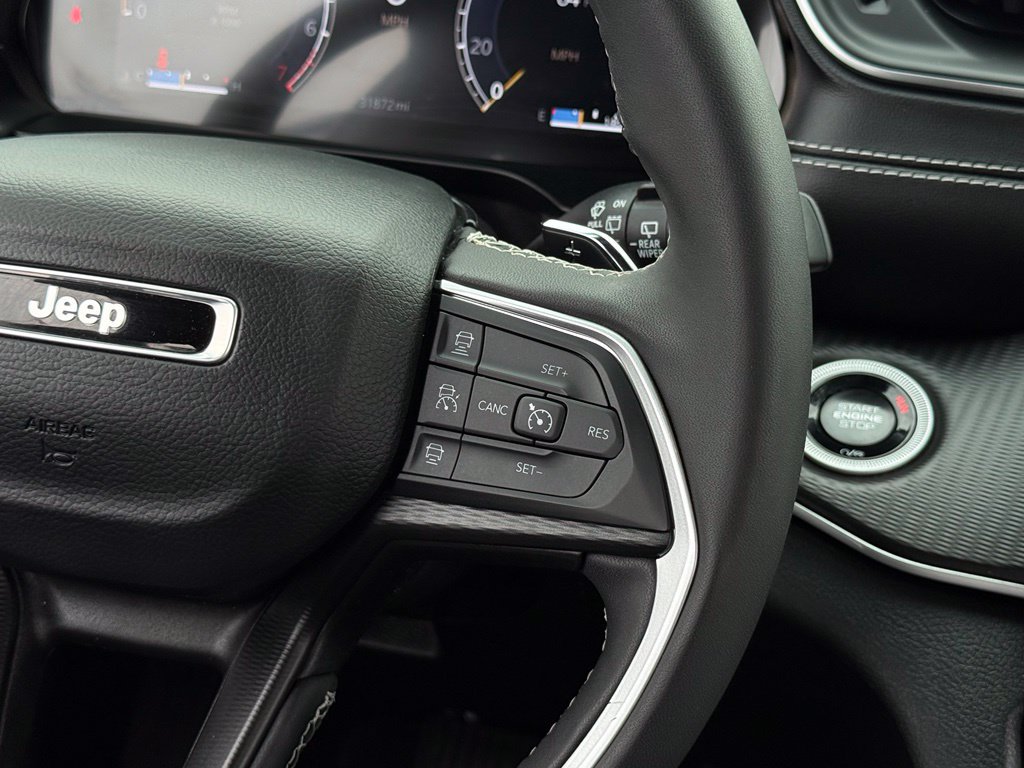 Used 2025 Jeep Grand Cherokee Altitude AWD/4WD image 9