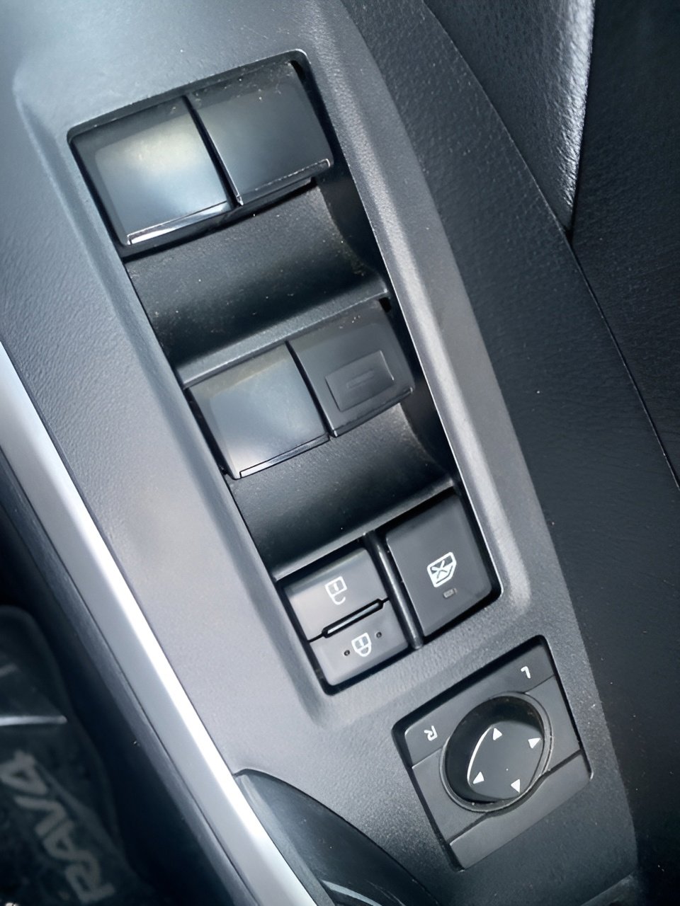 Used 2019 Toyota RAV4 LE image 17