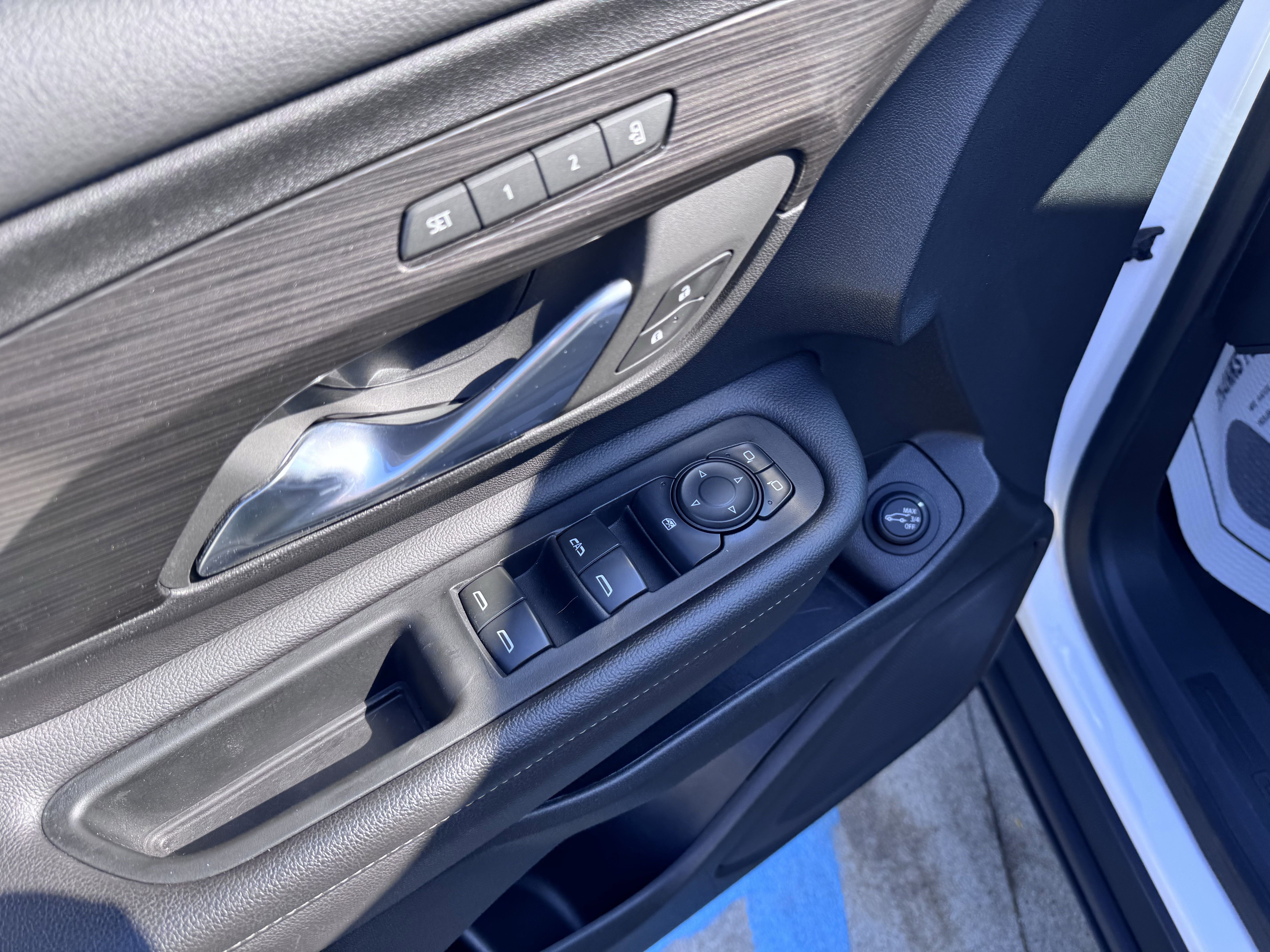 Used 2023 GMC Terrain SLT image 8