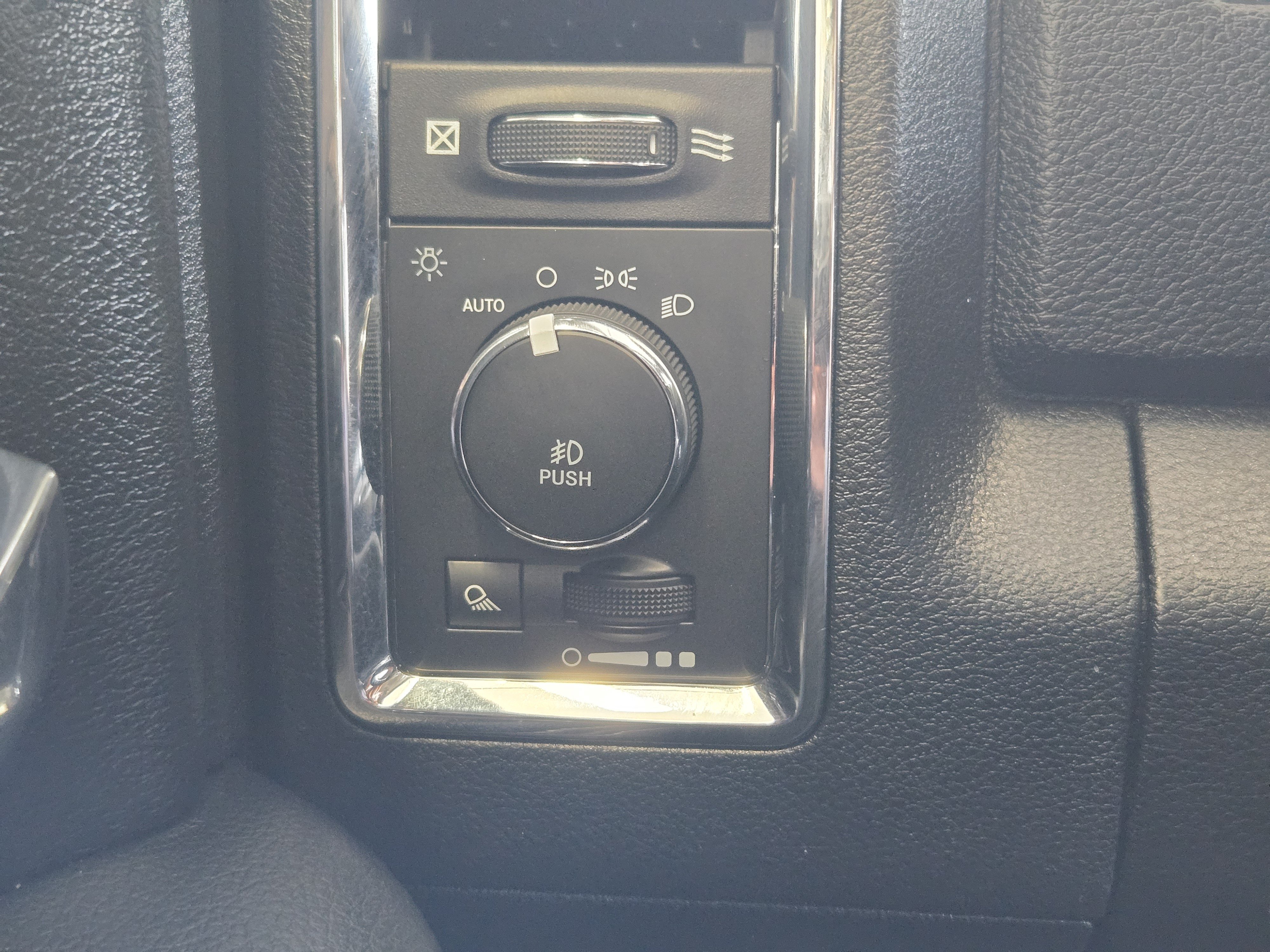Used 2018 RAM 1500 Laramie AWD/4WD image 16