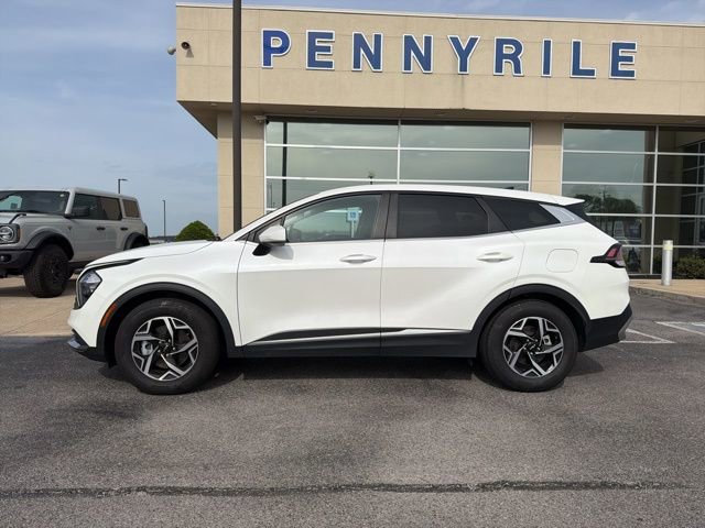 Used 2023 Kia Sportage LX FWD image 2