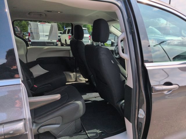 Used 2017 Chrysler Pacifica Touring w/ Tire & Wheel Group FWD image 19