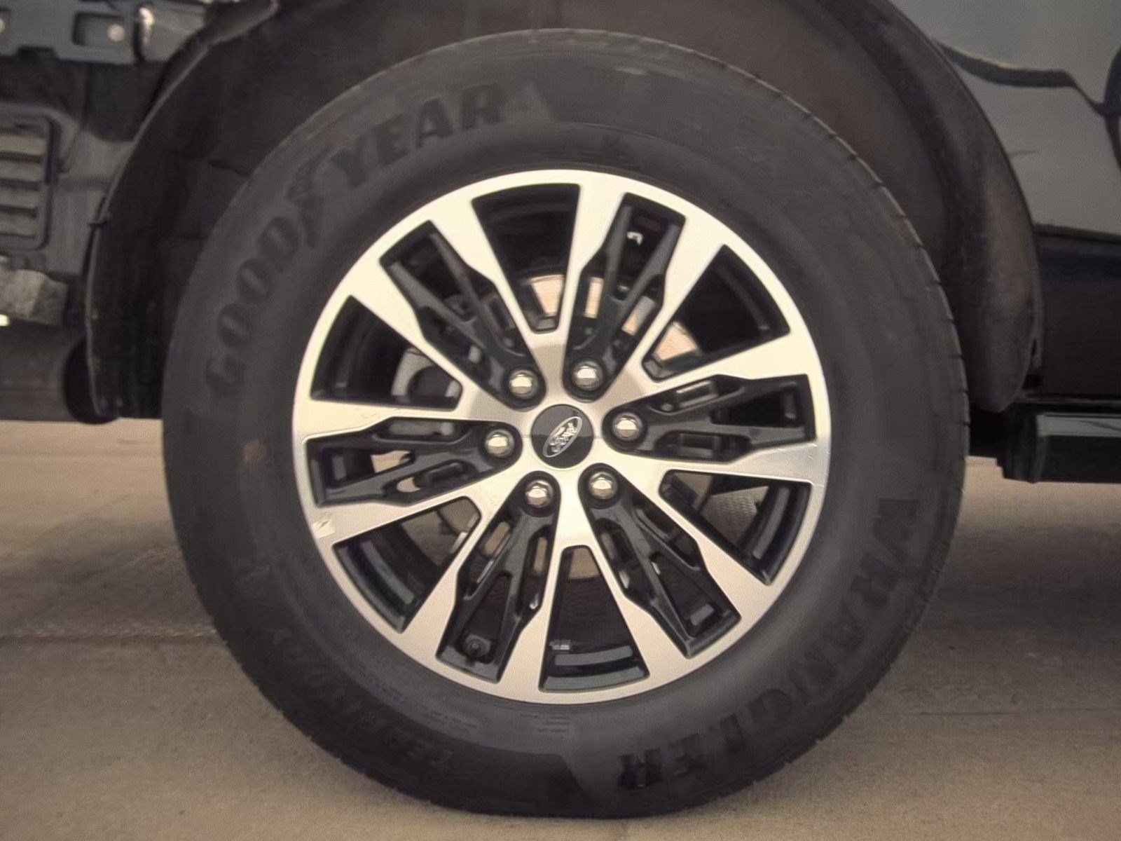 Certified 2025 Ford Expedition Platinum AWD/4WD image 5