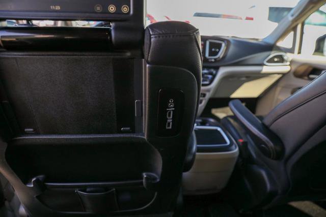 Used 2018 Chrysler Pacifica Touring-L Plus w/ Tire & Wheel Group image 25