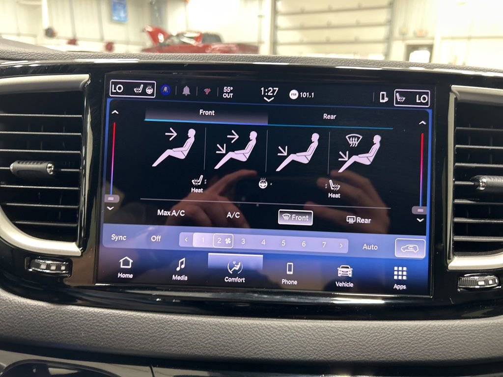 Used 2025 Chrysler Pacifica Select image 22