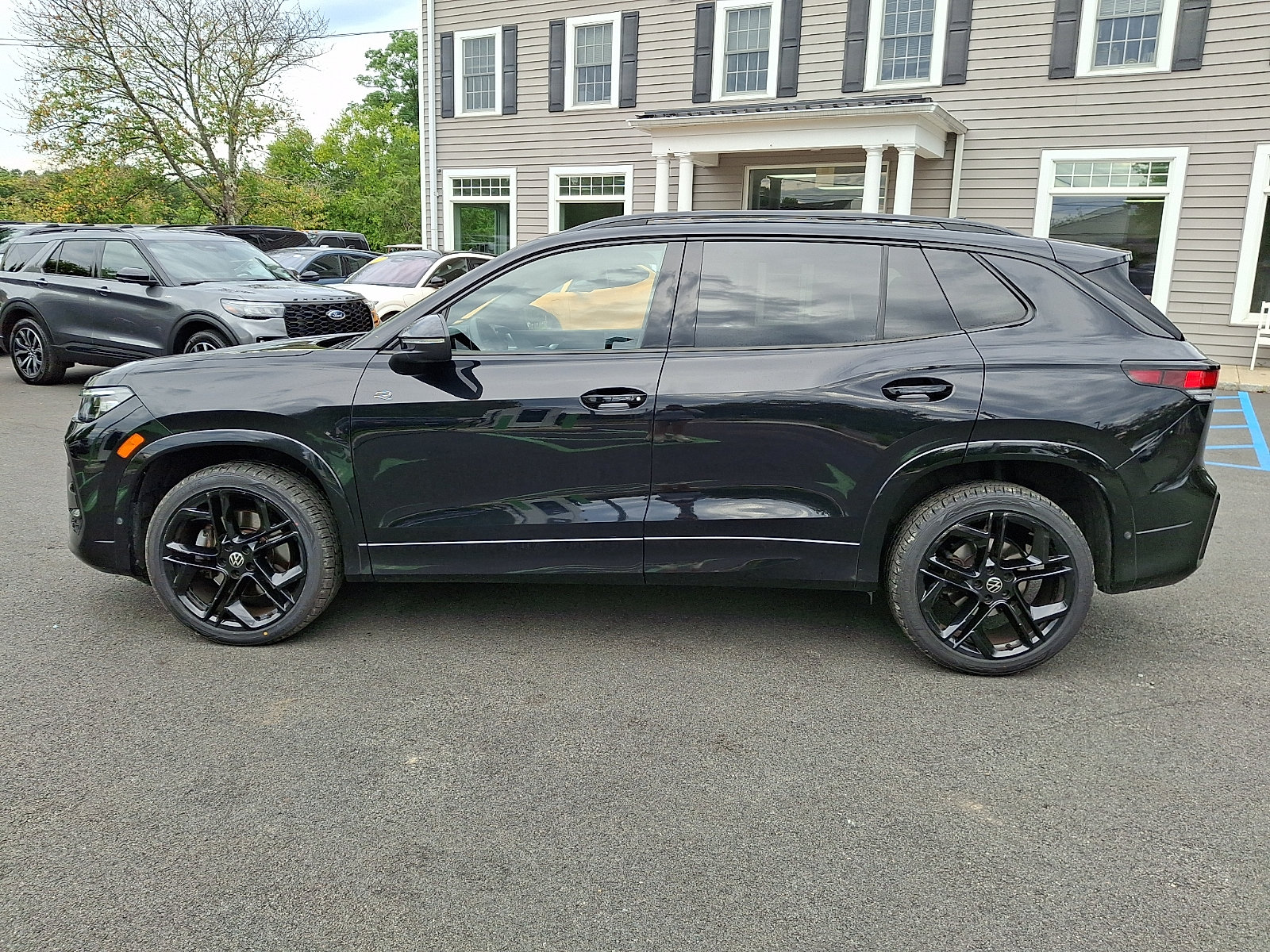 Used 2025 Volkswagen Tiguan SE R-Line AWD/4WD image 8