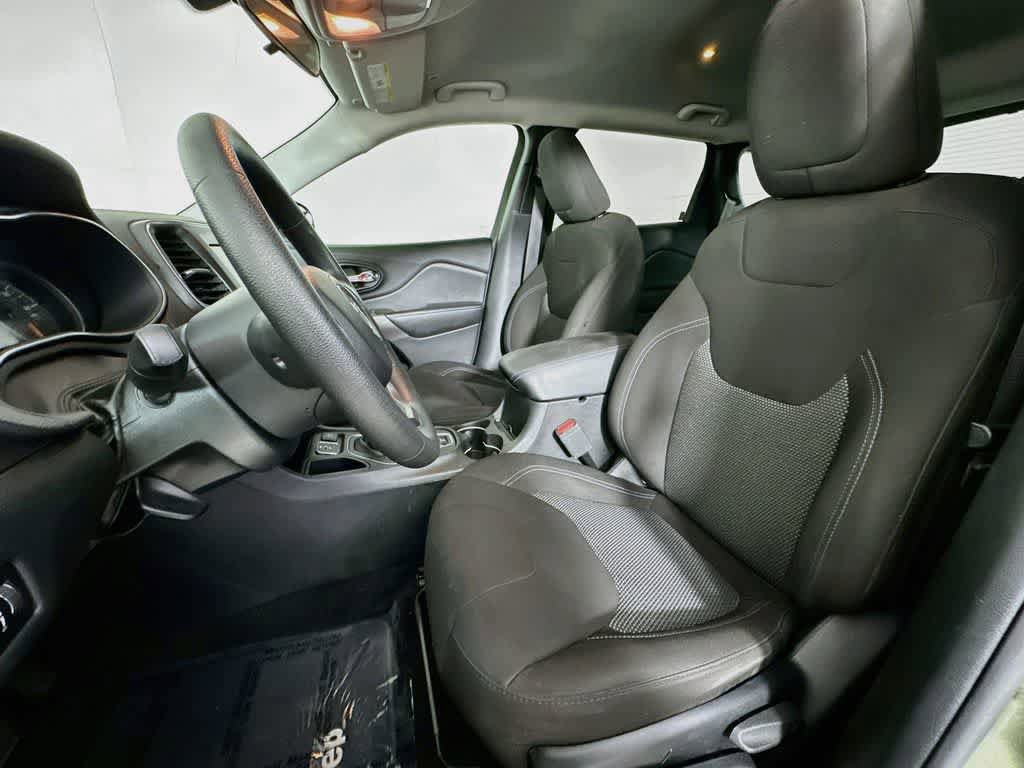 Used 2019 Jeep Cherokee Latitude w/ Popular Appearance Group FWD image 11