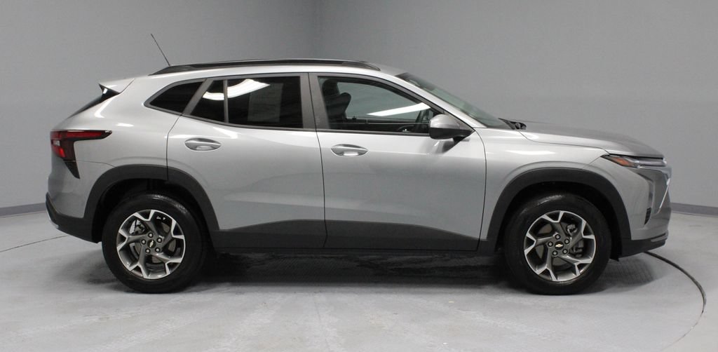 Used 2025 Chevrolet Trax LT FWD image 11