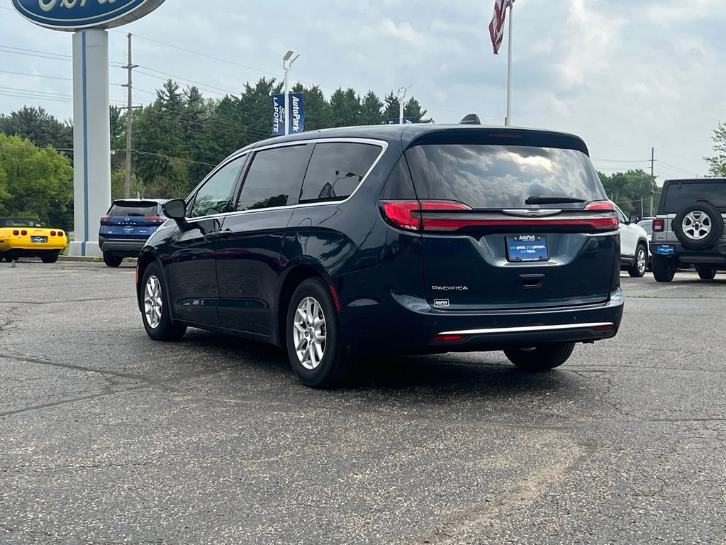 Used 2023 Chrysler Pacifica Touring-L FWD image 7