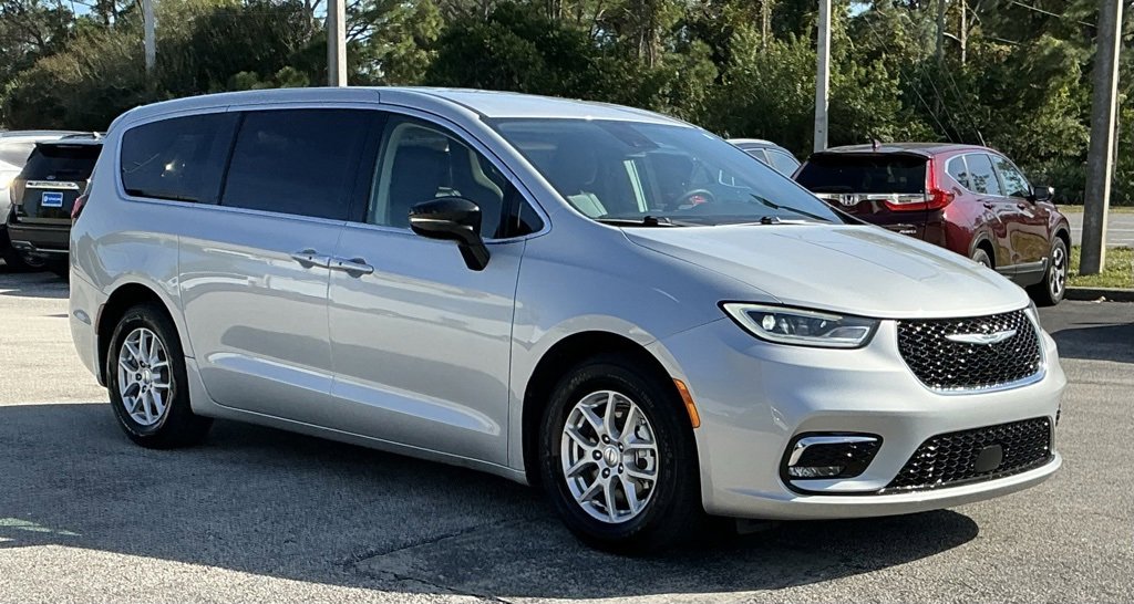 Used 2024 Chrysler Pacifica Touring-L image 11