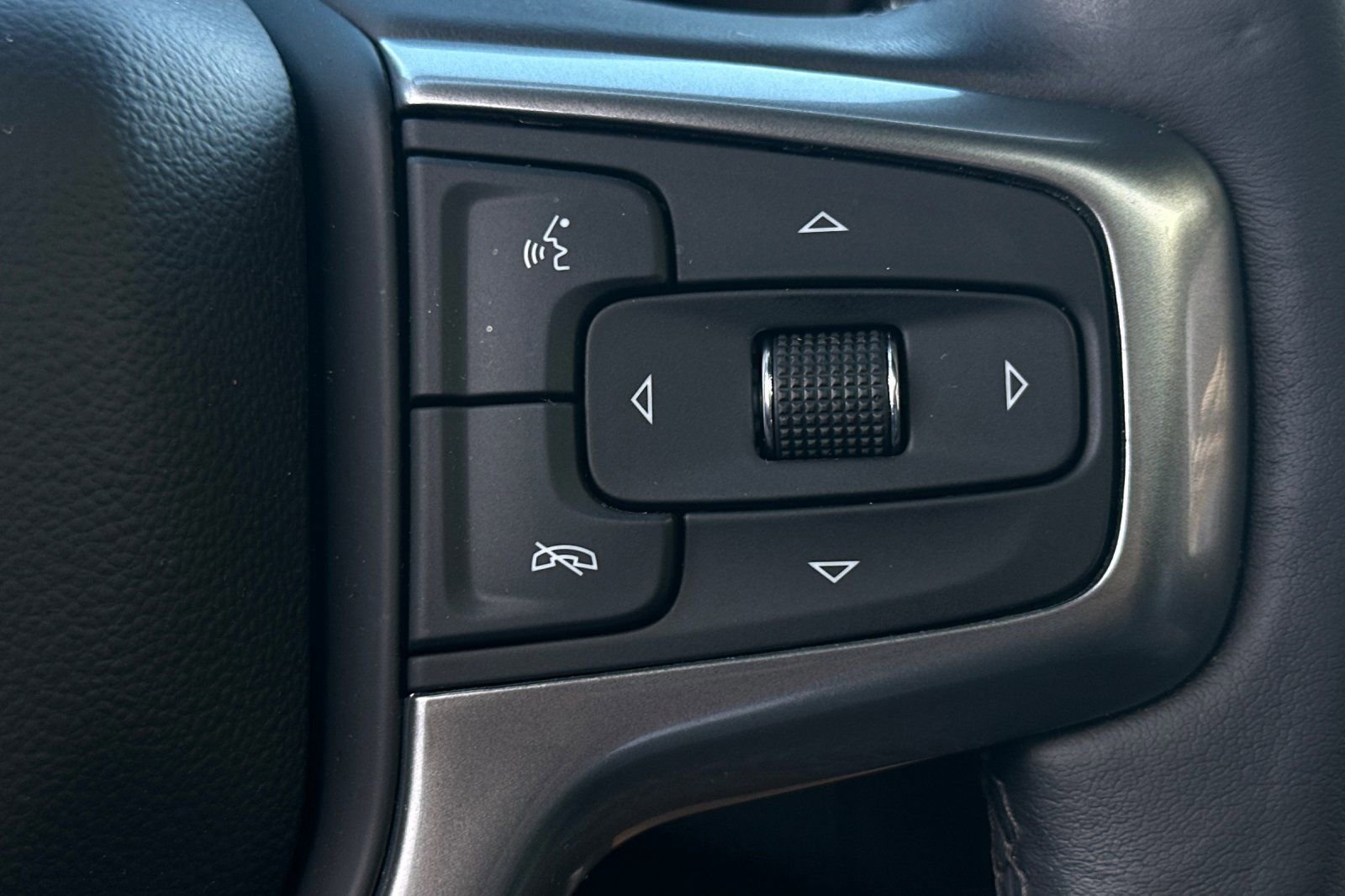 Used 2022 Chevrolet Tahoe LT w/ Luxury Package image 28