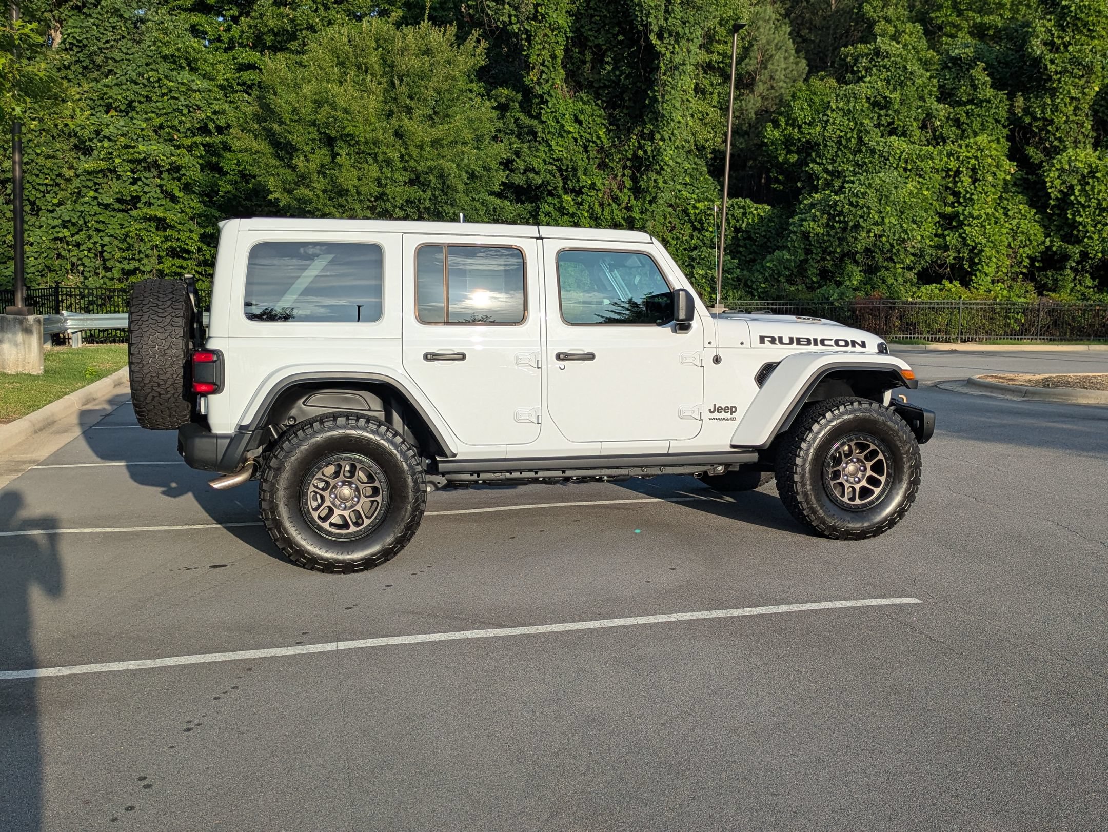Used 2022 Jeep Wrangler Unlimited Rubicon w/ Xtreme Recon 35" Tire Package AWD/4WD image 3