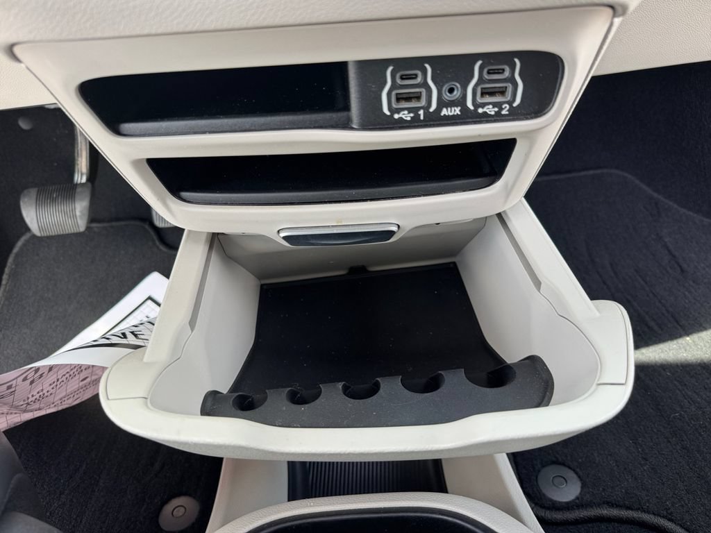 Used 2024 Chrysler Pacifica Touring-L FWD image 28
