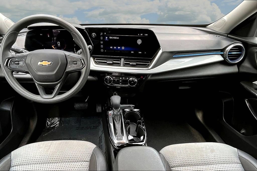 Used 2025 Chevrolet Trax LT FWD image 9