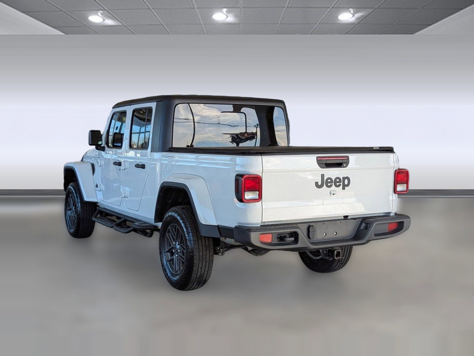 Used 2023 Jeep Gladiator Sport image 3