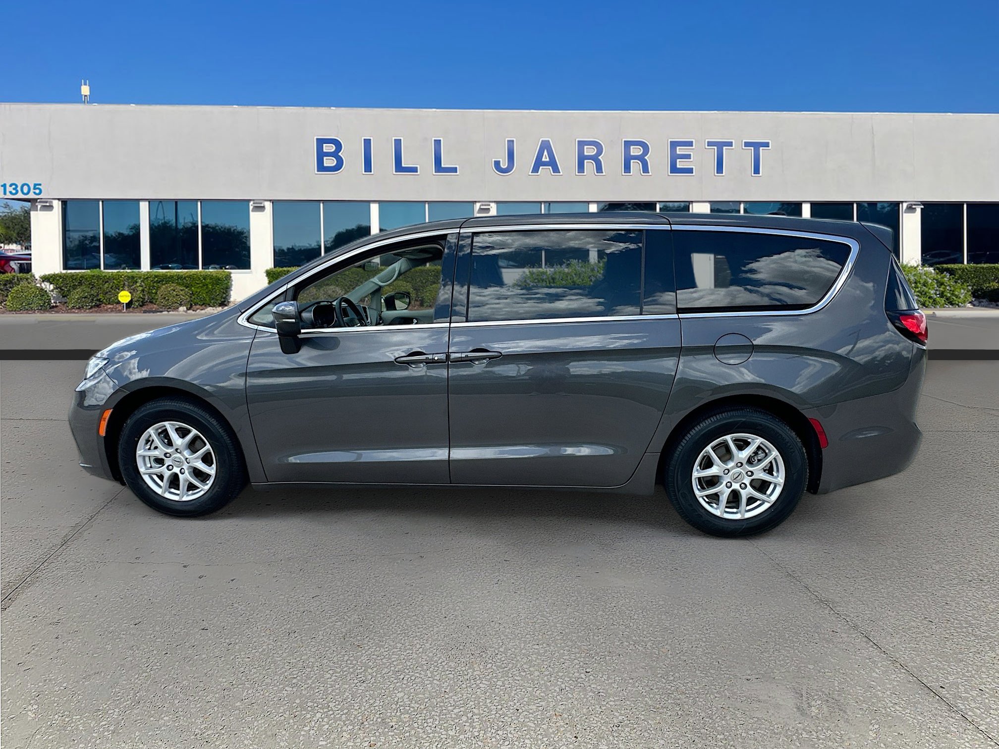 Used 2023 Chrysler Pacifica Touring-L FWD image 4