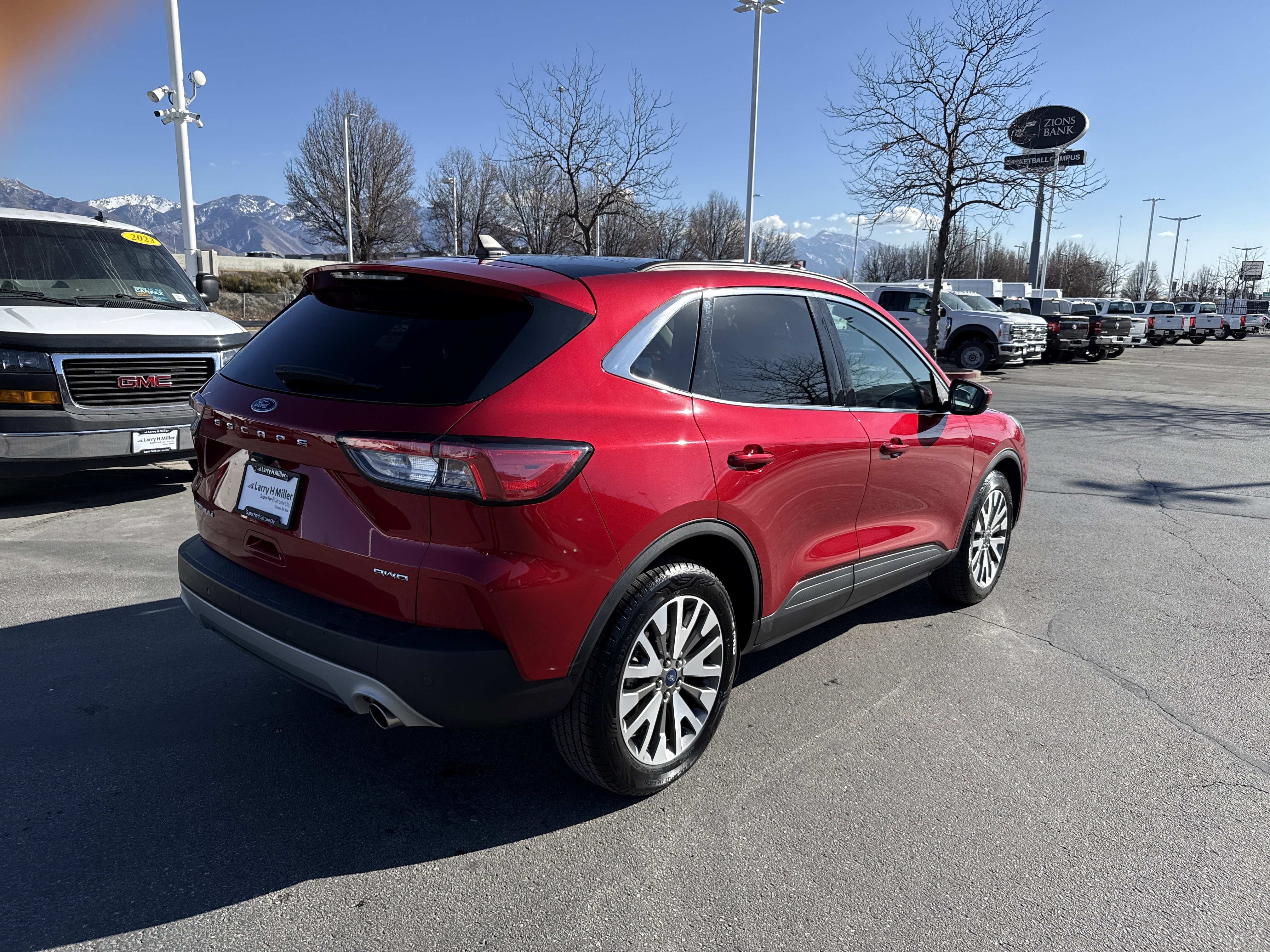 Certified 2022 Ford Escape Titanium image 5