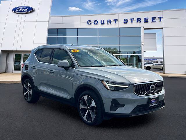 Used 2025 Volvo XC40 B5 Plus AWD/4WD image 3