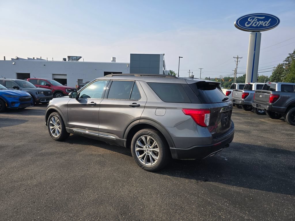Certified 2023 Ford Explorer XLT w/ Equipment Group 202A AWD/4WD image 3