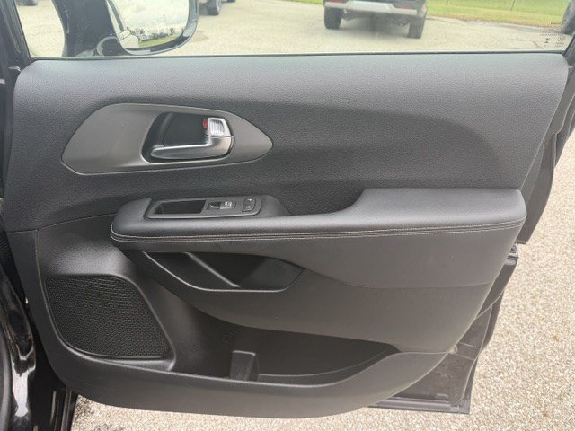 Used 2025 Chrysler Pacifica Select FWD image 38