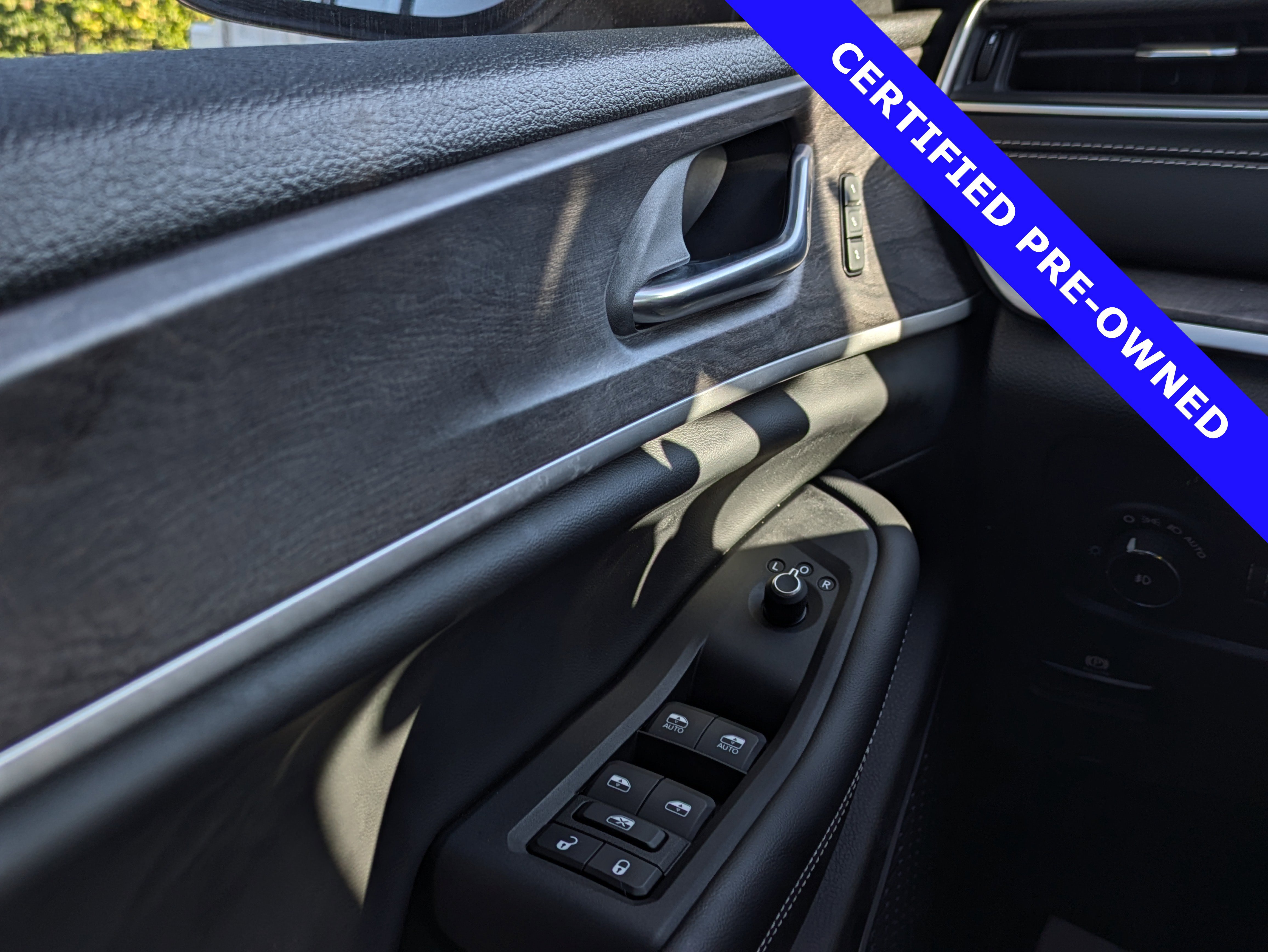 Used 2022 Jeep Grand Cherokee Limited image 23