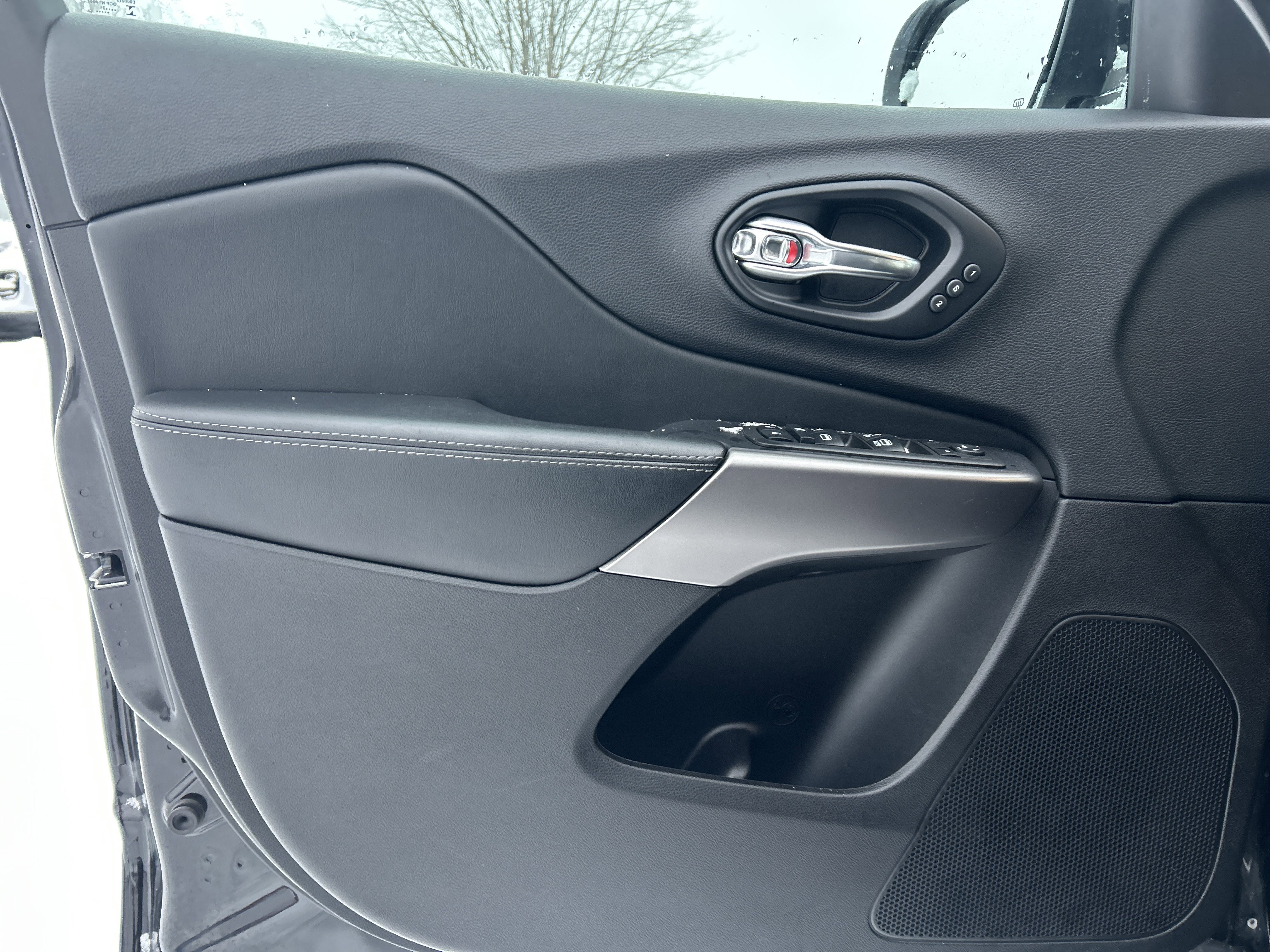 Used 2021 Jeep Cherokee Limited image 14