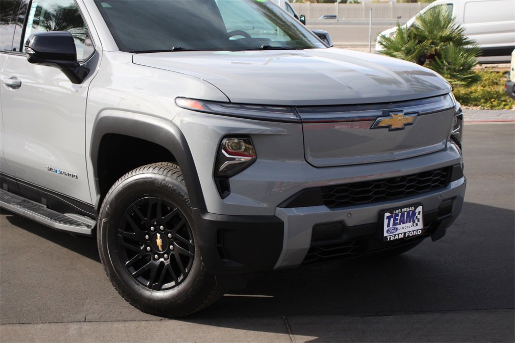 Used 2025 Chevrolet Silverado EV LT image 9