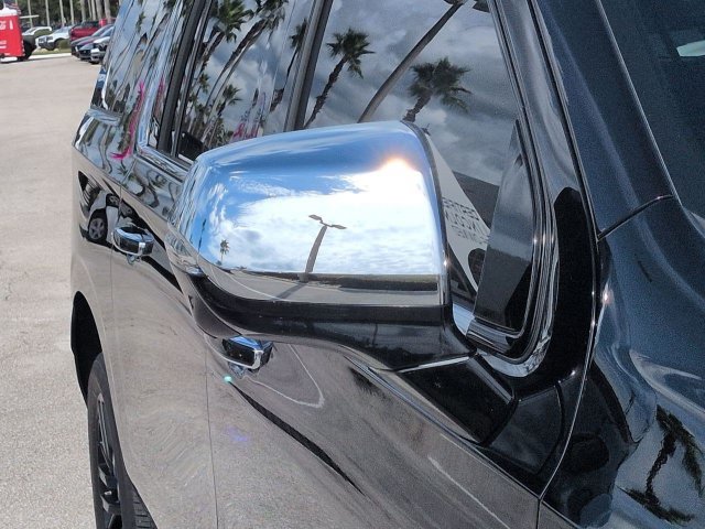 Used 2025 Chevrolet Suburban Premier AWD/4WD image 11
