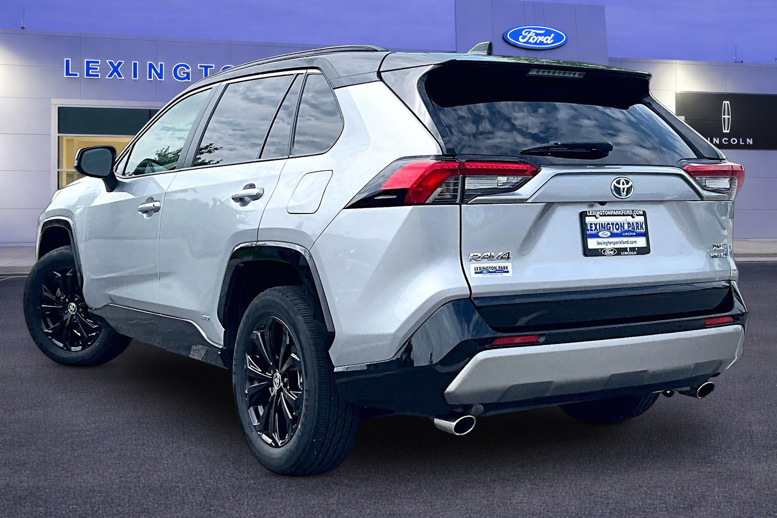 Used 2023 Toyota RAV4 XSE AWD/4WD image 4