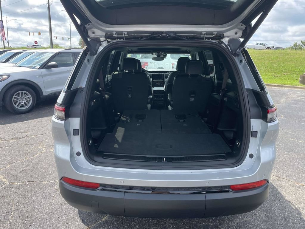 Used 2024 Jeep Grand Cherokee L Altitude RWD image 10
