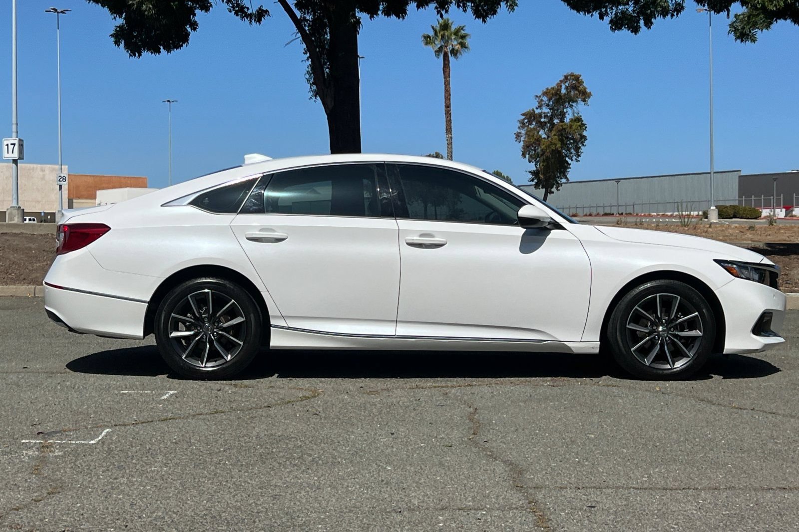 Used 2022 Honda Accord EX-L image 2