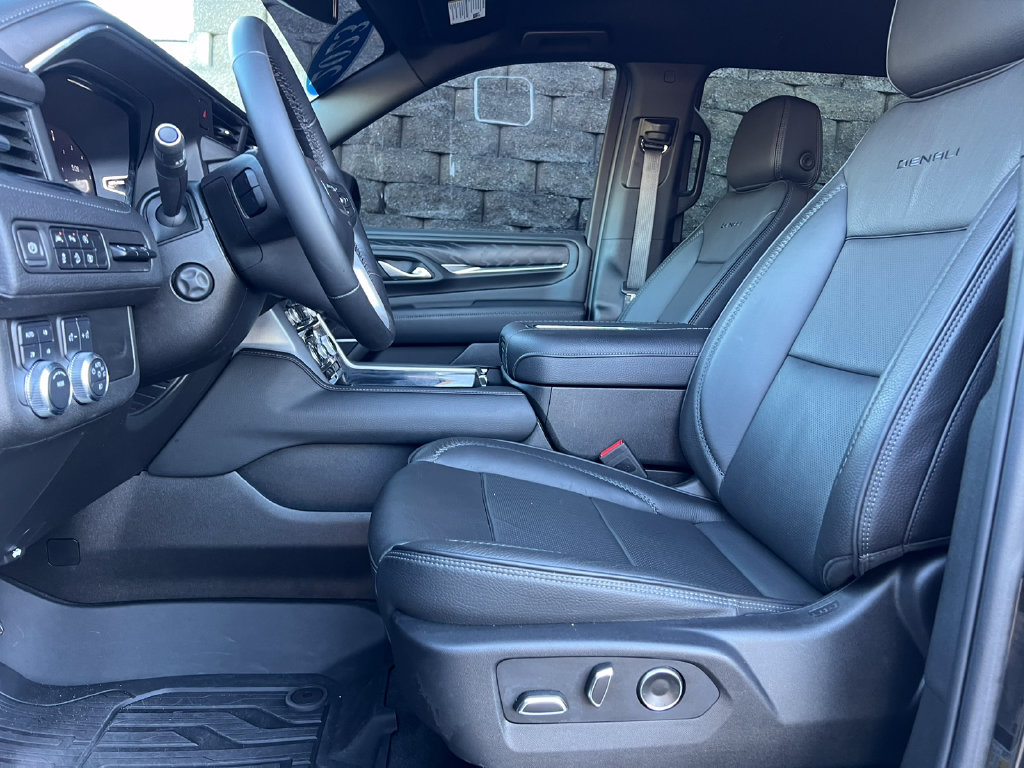 Used 2023 GMC Yukon XL Denali AWD/4WD image 3