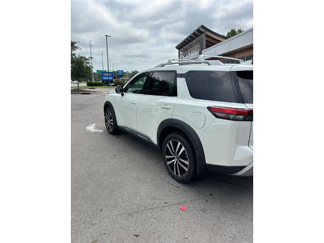 Used 2024 Nissan Pathfinder Platinum FWD image 3