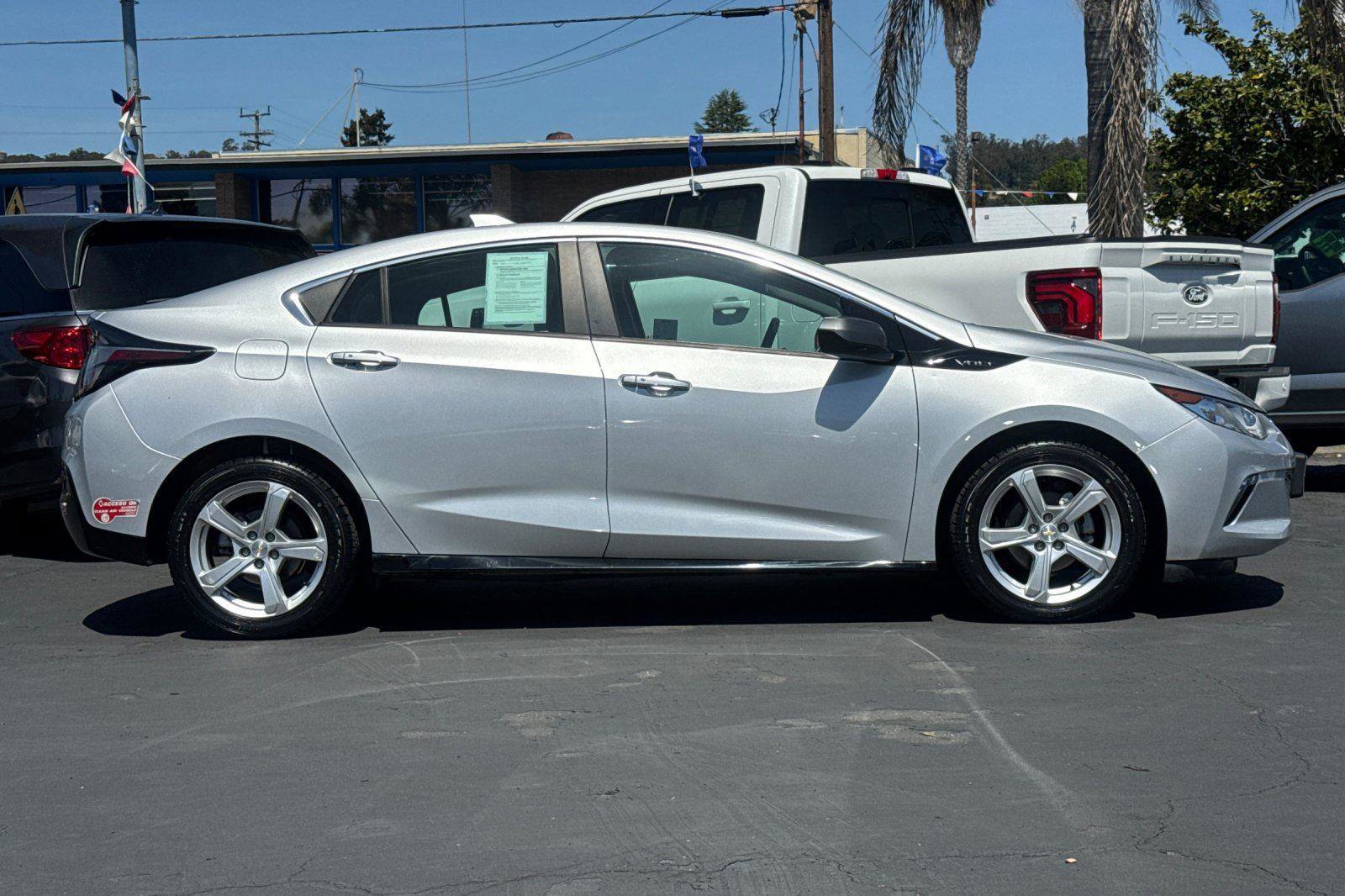 Used 2017 Chevrolet Volt LT w/ Comfort Package image 6