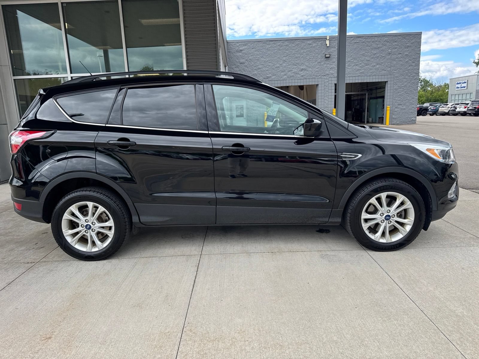 Certified 2018 Ford Escape SE w/ SE Sync 3 Package AWD/4WD image 9