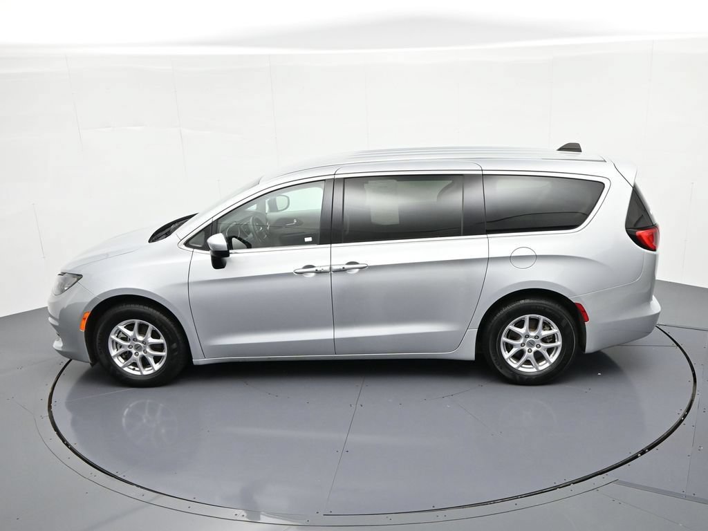 Used 2023 Chrysler Voyager LX FWD image 17