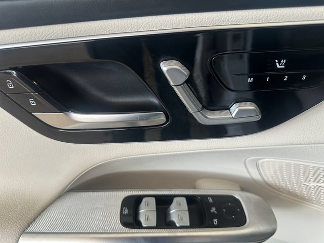 Used 2023 Mercedes-Benz GLC 300 4MATIC image 11