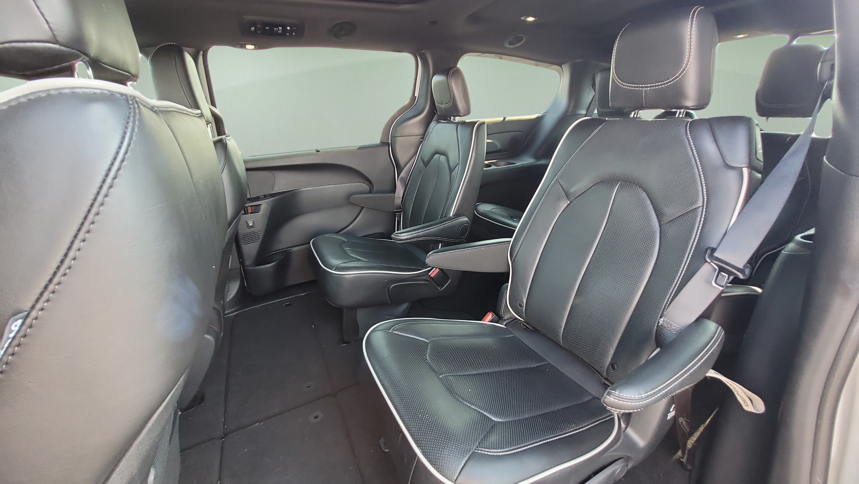 Used 2025 Chrysler Pacifica Limited FWD image 25