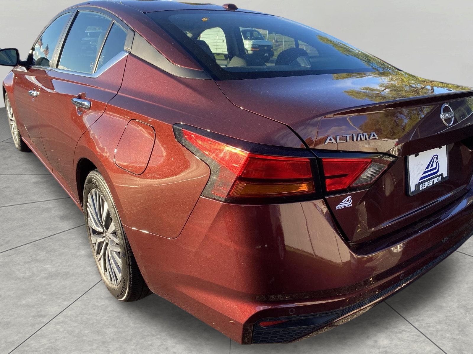 Used 2025 Nissan Altima 2.5 SV FWD image 8
