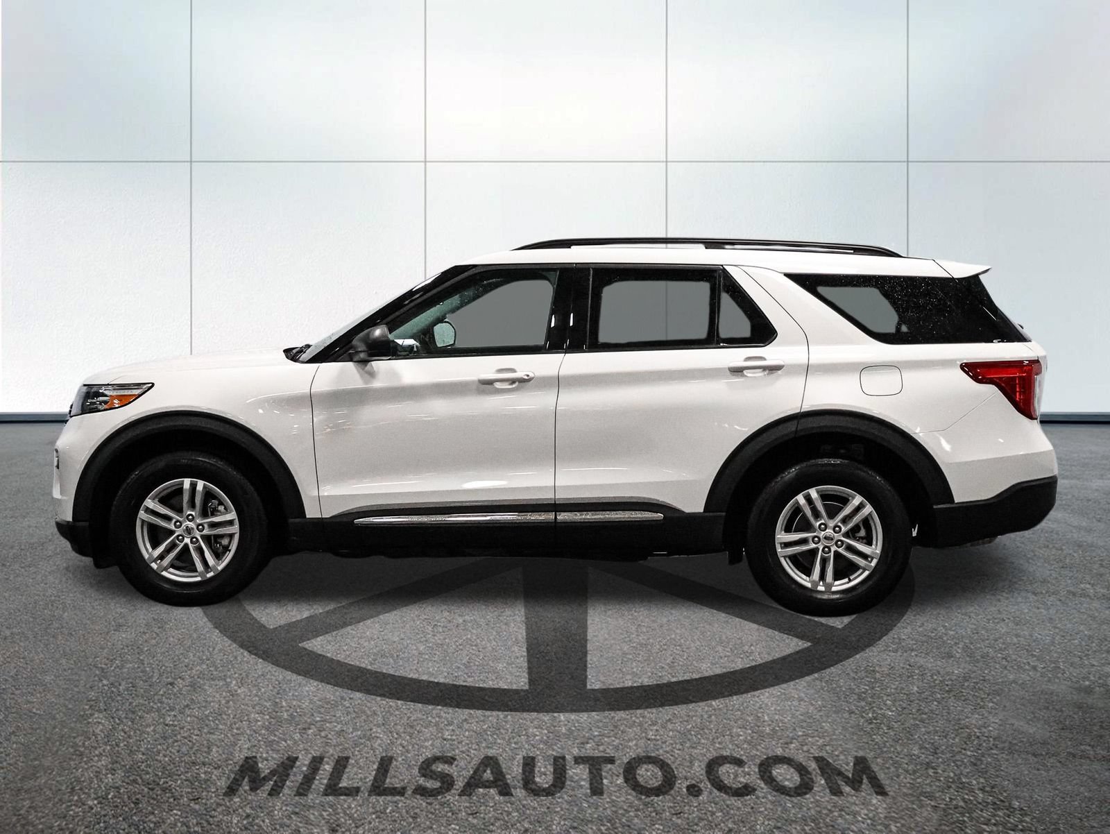 Certified 2024 Ford Explorer XLT w/ Equipment Group 202A AWD/4WD image 3