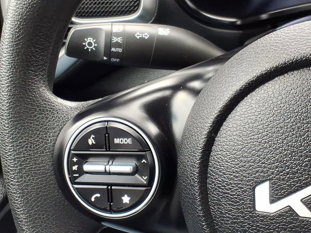 Used 2025 Kia Soul LX w/ LX Technology Package FWD image 24