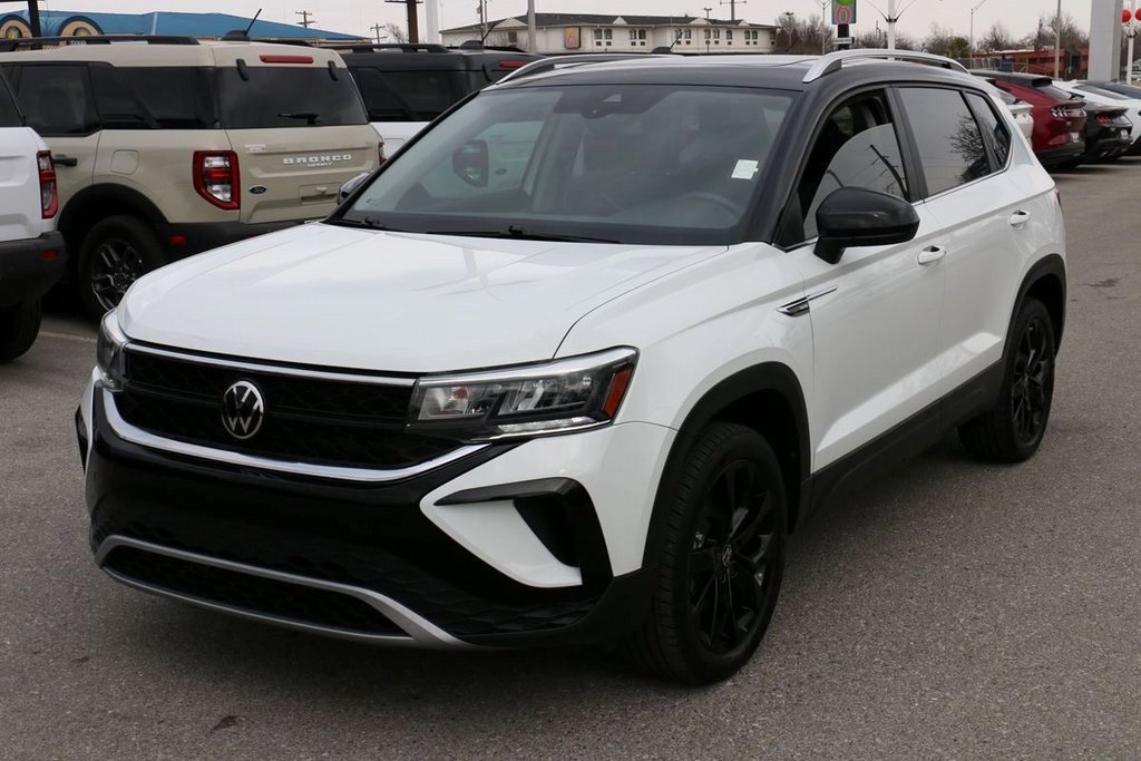 Used 2023 Volkswagen Taos SE w/ Panoramic Sunroof Package image 2